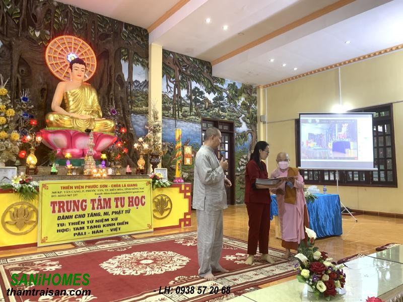 Tấm thảm trong không gian chính điện