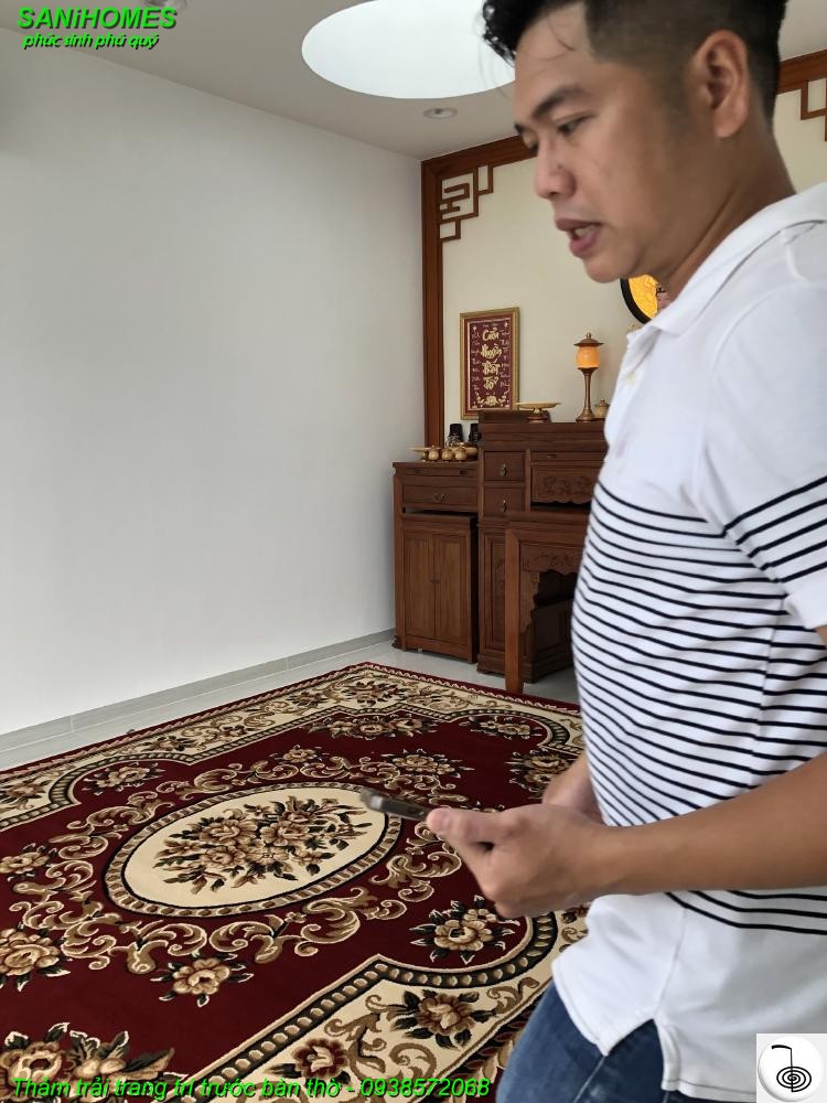 Tấm thảm trải không gian phòng thờ gia đình Bùi Thị Lùng Hóc Môn TPHCM